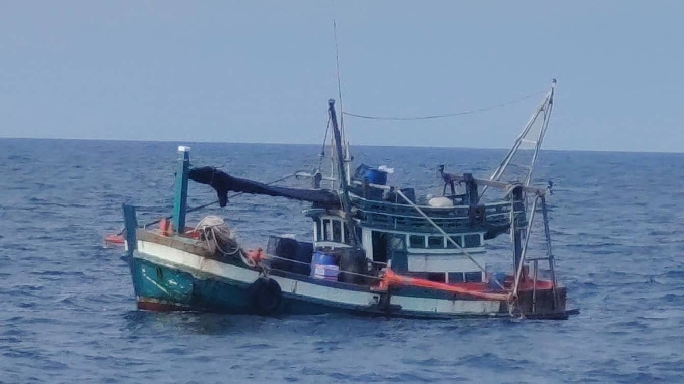 Thai Navy seizes Cambodian fishing boat in waters near Koh Chang